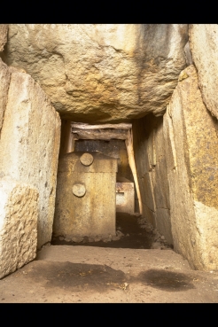 明治時代、ウイリアム・ガウランド（英国人）も訪れた上塩冶築山古墳の横穴式石室と石棺