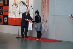 上田名誉館長（左）より認定証の授与