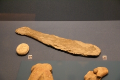 謎の石器（左上：線刻礫　右上：刀状石製品）