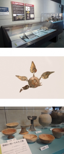期間限定速報展示「平ノ前遺跡の発掘調査」<br>（写真真ん中）金銅製歩揺付空玉