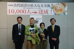 記念写真<br>※画像左は、企画展主担当学芸員 森田です<br>5月7日（土）には講演会します。来てね！