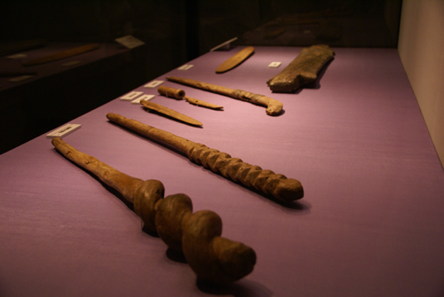 棍棒形木製品（岡山県・南方[済生会]遺跡／弥生時代中期）<br>青銅器がまつりの中心だった時代、これを模倣した木製品・石製品も発達しました。剣や戈の形状を模したものが多く、祭器あるいは儀器とみる説が有力です。
