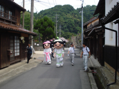 大森の町を散策する雲太くん・出雲ちゃん