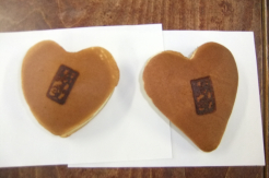 えんどら（ハート型のどらやきで、白玉団子入り）