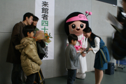 アテンダントから記念グッズ贈呈