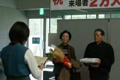 お二人へのお祝いの言葉を述べる一日館長の大社中学生