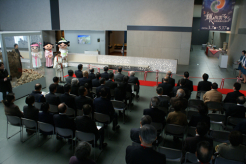 古代衣装をまとった司会者による進行