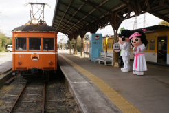 二人仲良く、電車の出迎え