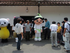 大森の町で触れ合いを楽しむテンピーと雲太くん
