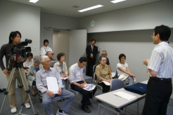 学芸員から取扱いなどの説明を受ける参加者