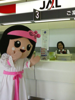 出雲ちゃん、カウンターのお姉さんと一緒に