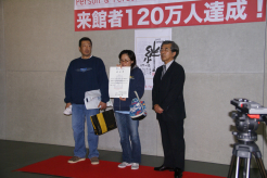 野村館長（右）と一緒に