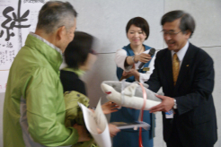 野村館長より、サメ（ぬいぐるみ）贈呈