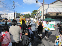 しまねっこ、神門通りで新年の挨拶
