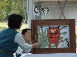 紙芝居の様子（ヤマタノヲロチの目を数えています）