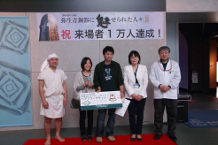 左から蝋鐸職人、お客様（2名）、玉串館長、銅鐸博士