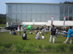 風土記の庭の様子（チョコレートの重さ当て大会）