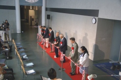 開会式の様子（中央ロビーにて）