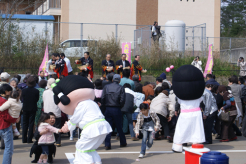 近所の人達と一緒に餅拾い