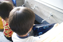 水でじゃぶじゃぶ洗います