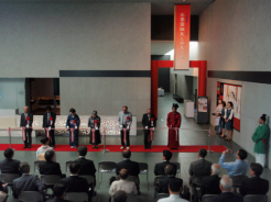 写真右側に企画展担当者の姿（緑色）