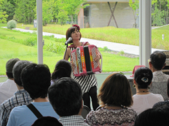 優雅に演奏するかとうかなこ氏