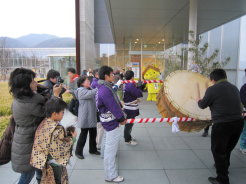 太鼓を叩く錦織監督（右）としまねっこ（黄色）と番内（ばんない）衣装を来ている少年