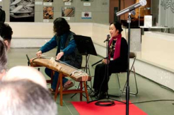 展示開幕日に、生演奏する様子