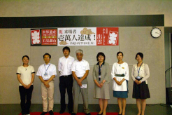 記念写真（中央が鎌田様）