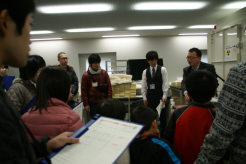 学芸員のバックヤードツアー（保存修復室にて）