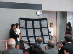 張 琴氏（中華文化促進会）から中国藍夾纈で作られた【布団表】を寄贈いただきました。