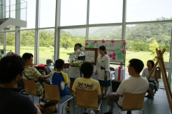 青銅器発見紙芝居（エントランスにて）