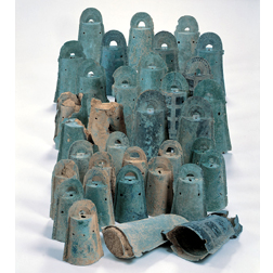 Bronze bells from the Kamo-Iwakura site (important cultural properties)